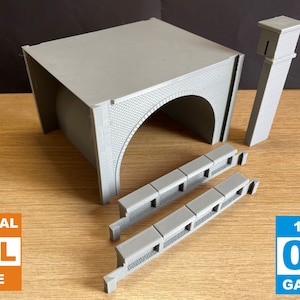 Può includere: Un set di ponte, tunnel e torre ferroviaria modello grigio stampato in 3D. Il set include un grande ponte ad arco, una sezione di tunnel, un'alta torre e due sezioni di muri laterali della pista. L'immagine include anche il testo "DIGITAL STL FILE" e "1:76 OO GAUGE".