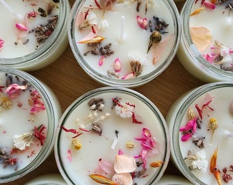 Natural, multicolored or white floral candle, perfect for birthdays, wedding favors, or as a gift. Dried flowers. Gift idea. No toxic fumes.