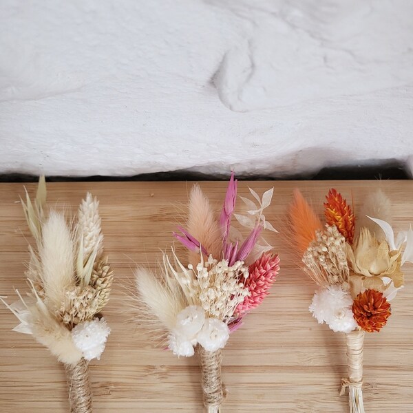 Boutonnière de mariages pour le marié et/ou les témoins, les papas.. fleurs séchées.  Différents coloris au choix. Avec l'épingle.