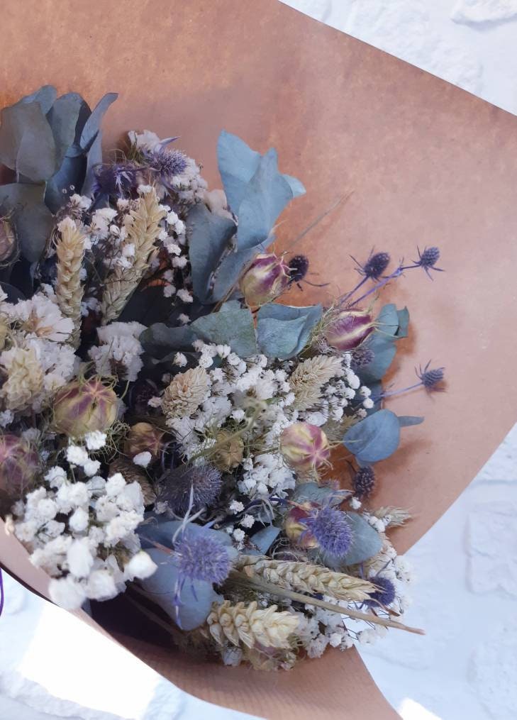 Agathe Le Bouquet Champêtre de Fleurs Séchées Blanc et Bleu Composé d'eucalyptus, Gypsophile, Chardo