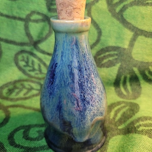 Bouteille en céramique bleu turquoise - vase d'art cascade bleu fait main - bouteille de sortilège de sorcière eau lune huile - poterie unique