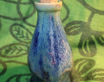 Bouteille en céramique bleu turquoise - vase d'art cascade bleu fait main - bouteille de sortilège de sorcière eau lune huile - poterie unique