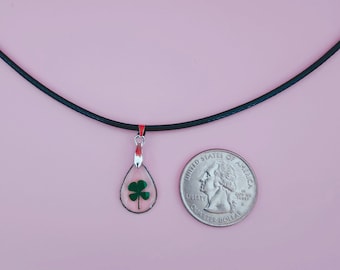 Real Four-Leaf Clover Resin Necklace – Symbol of Luck & Positivity