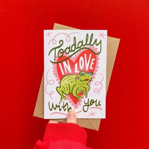 Carte de voeux Saint-Valentin Toadally in Love With You avec enveloppe - Jeu de mots crapaud grenouille - A6 - Respectueux de l'environnement / Recyclé - Angharad Ffion Design image 1