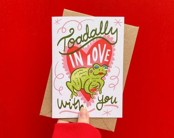 Carte de voeux Saint-Valentin Toadally in Love With You avec enveloppe - Jeu de mots crapaud grenouille - A6 - Respectueux de l'environnement / Recyclé - Angharad Ffion Design