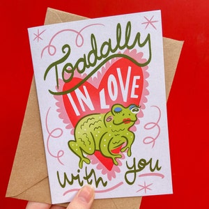 Carte de voeux Saint-Valentin Toadally in Love With You avec enveloppe - Jeu de mots crapaud grenouille - A6 - Respectueux de l'environnement / Recyclé - Angharad Ffion Design image 2