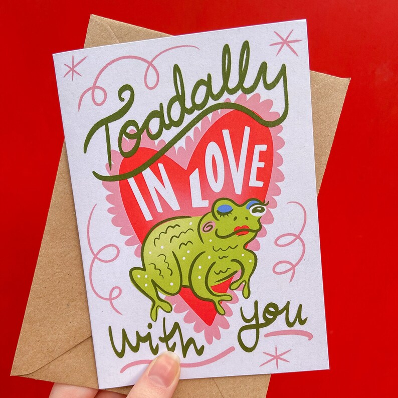 Carte de voeux Saint-Valentin Toadally in Love With You avec enveloppe - Jeu de mots crapaud grenouille - A6 - Respectueux de l'environnement / Recyclé - Angharad Ffion Design image 2