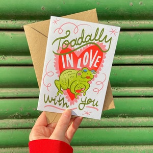 Carte de voeux Saint-Valentin Toadally in Love With You avec enveloppe - Jeu de mots crapaud grenouille - A6 - Respectueux de l'environnement / Recyclé - Angharad Ffion Design image 3
