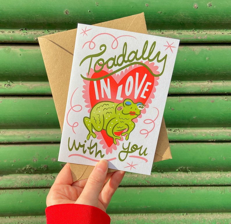 Carte de voeux Saint-Valentin Toadally in Love With You avec enveloppe - Jeu de mots crapaud grenouille - A6 - Respectueux de l'environnement / Recyclé - Angharad Ffion Design image 3