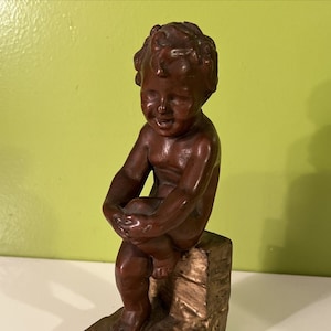 Statuetta in bronzo che ride ragazzo cherubino che abbraccia ginocchio seduto sul muro, scultura vintage, 8&quot;