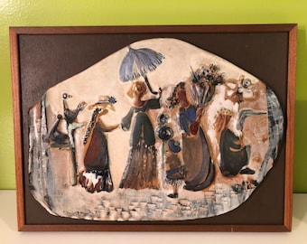 Pia Art Pottery Plaque Village Scene Maidens Hand gemaakt & ingelijst. Vintage jaren 1960, 11 3/8 "x 15 3/8"