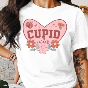 Women&#39;s Valentine&#39;s Day T-Shirt Cupid Vibes Heart and Flowers Graphic Tee Casual Love Shirt