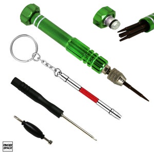 Könnte beinhalten: Eine Sammlung von Präzisionsschraubendrehern in verschiedenen Größen und Designs. Das Set enthält einen grünen und silbernen Schraubendreher, einen schwarzen Schraubendreher mit Schlüsselanhänger und einen kleinen schwarzen Schraubendreher. Die Schraubendreher sind für Detailarbeiten konzipiert.