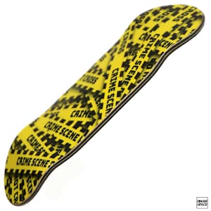 Può includere: Fingerboard giallo e nero con un motivo ripetuto di nastro di sicurezza "Crime Scene Do Not Cross".