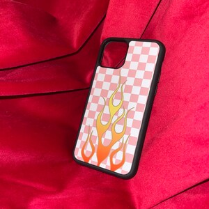 iPhone 11 Pro, iPhone 6/7/8/SE 2 tablero de ajedrez rosa y caja de teléfono de llama naranja