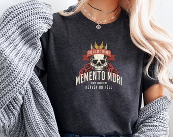Camiseta católica Memento Mori, con un dicho cristiano tradicional.