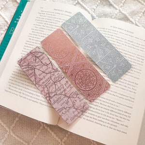 Ensemble de signets roses métallisés or rose | Marque-pages plastifiés faits main avec pampilles | Cadeau livresques pour lecteur, rat de bibliothèque pastel