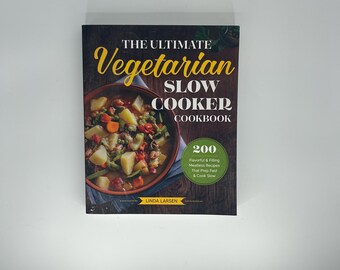 Puede incluir: Un libro de cocina titulado "The Ultimate Vegetarian Slow Cooker Cookbook" con una cubierta marrón oscuro. La portada presenta una foto de un guiso de verduras y el texto "200 recetas sin carne sabrosas y llenas que se preparan rápido y cocinan lento."