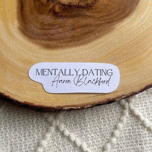 Puede incluir: Pegatina blanca con texto negro que dice "Mentally Dating Aaron Blackford".