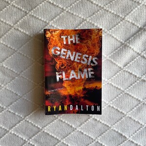 Puede incluir: The Genesis Flame, libro tres de The Time Shift Trilogy de Ryan Dalton. La portada presenta un vórtice naranja y rojo ardiente sobre un fondo oscuro.