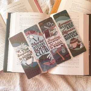 Pode incluir: Quatro marcadores de página coloridos com um tema de mistério de assassinato. Os marcadores de página apresentam ilustrações de livros, uma lupa, uma faca, um machado, uma garrafa, um suéter e o texto "Murder Mystery Book Club", "Reading Because Murder Is Wrong", "The Suspense Is Killing Me" e "Sweater Weather and Murder Mystery Novels".