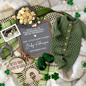 Anuncio de embarazo digital para el día de San Patricio, plantilla de revelación de embarazo en redes sociales, tablero de letras de San Patricio para revelación de bebé de género neutro