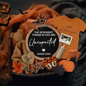 Anuncio de embarazo bohemio de Halloween, revelación digital espeluznante de bebé, revelación de género neutro inesperada y sorprendente, plantilla editable para revelar el nacimiento del bebé