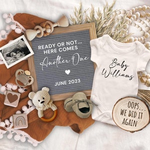 Ops, fizemos isso de novo, anúncio de gravidez, Digital Boho Baby #2 #3 #4 Revelar, revelação de gravidez nas mídias sociais, Boho Baby Pregnancy Flat Lay