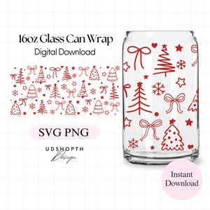 Könnte beinhalten: Eine transparente Glas-Can-Wrap mit einem roten Muster aus Weihnachtsbäumen, Schleifen, Sternen und Schneeflocken. Der Text lautet "16oz Glass Can Wrap Digital Download". Die Wörter "SVG PNG" sind ebenfalls sichtbar.
