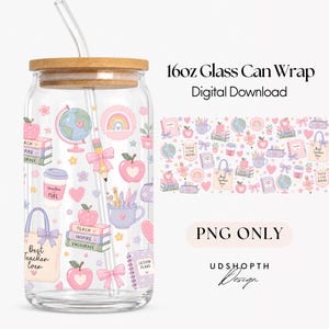 Op de afbeelding: Een heldere 473ml glazen beker met een bamboe deksel en een rietje. De wikkel heeft een herhalend patroon van schoolthema-illustraties in pastelkleuren, waaronder appels, boeken, globes en potloden. De tekst bevat "Best Teacher Ever" en "Teach, Inspire, Encourage."