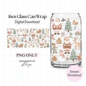 Puede incluir: Un envoltorio de lata de vidrio transparente con un diseño navideño festivo. El envoltorio presenta ilustraciones de Papá Noel, árboles de Navidad, renos y regalos. Se muestra el texto "16oz Glass Can Wrap Digital Download". El archivo PNG está disponible para descarga instantánea.