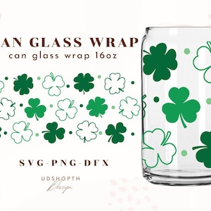 Op de afbeelding: Een transparante glazen can-wrap met een groen klaverbladpatroon. De wrap is ontworpen voor een 473 ml blik. De tekst "CAN GLASS WRAP" en "can glass wrap 16oz" staat op de afbeelding. De tekst "SVG - PNG - DFX" en "UDSHOPTH Design" staat ook op de afbeelding.