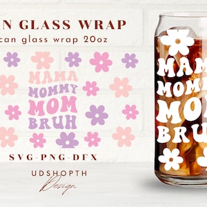 Puede incluir: Un envoltorio de vidrio de lata blanco con el texto "MAMA MOMMY MOM BRUH" en una fuente retro. El envoltorio est&aacute; decorado con flores rosas y moradas. El vidrio de lata est&aacute; lleno de un l&iacute;quido marr&oacute;n.