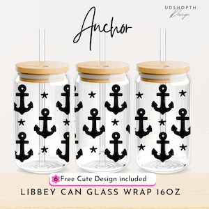 Könnte beinhalten: Drei durchsichtige Glasbecher in Dosenform mit 473 ml Fassungsvermögen, Bambusdeckeln und schwarzen Strohhalmen. Jeder Becher hat ein sich wiederholendes Muster aus schwarzen Ankern und Sternen. Der Text "Anchor" ist in Schwarz über den Bechern geschrieben. Der Text "LIBBEY CAN GLASS WRAP 16OZ" ist unter den Bechern geschrieben. Der Text "6 Free Cute Design included" ist in Rosa unter dem Text "LIBBEY CAN GLASS WRAP 16OZ" geschrieben.