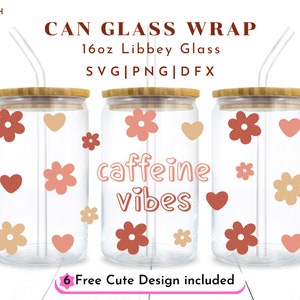 Puede incluir: Tres envoltorios de lata de vidrio de 473 ml con tapa de bambú y pajita. Los envoltorios presentan un diseño floral rosa y marrón con el texto "caffeine vibes".