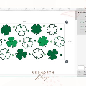 Op de afbeelding: Een digitaal ontwerp van een patroon van groene vierbladige klavers op een witte achtergrond. Het ontwerp is 9,5 inch breed en 4,242 inch hoog.