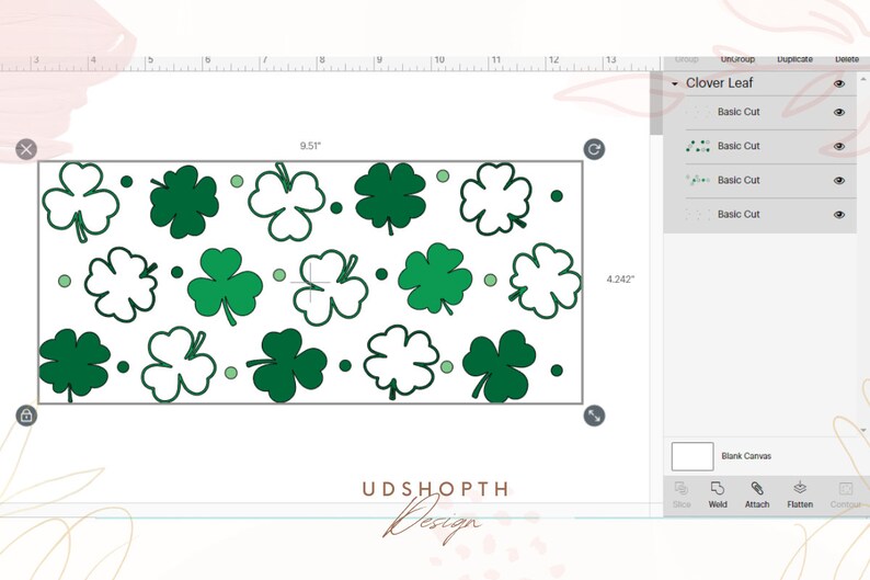 Op de afbeelding: Een digitaal ontwerp van een patroon van groene vierbladige klavers op een witte achtergrond. Het ontwerp is 9,5 inch breed en 4,242 inch hoog.