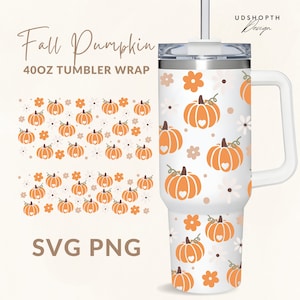 Puede incluir: Un envoltorio de vaso blanco de 40 oz con un patrón de calabazas naranjas con corazones y flores blancas. El texto "Fall Pumpkin 40oz Tumbler Wrap" está en la parte superior de la imagen. El texto "SVG PNG" está en la parte inferior de la imagen.