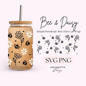 Può includere: Un design digitale per un involucro per lattina di vetro da 473 ml con un motivo di api nere e margherite bianche su sfondo bianco. Il testo "Bee & Daisy" e "SVG PNG" è incluso anche nel design.