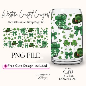 Puede incluir: Un diseño de envoltura de lata de vidrio transparente con botas de vaquero, lazos, sombreros y tréboles verdes. Se muestran las palabras "Western Coastal Cowgirl" y "PNG FILE". Incluye un icono de descarga digital.