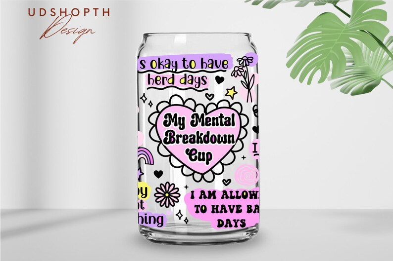 Peut inclure: Un verre transparent en forme de canette avec le texte "My Mental Breakdown Cup" dans un motif en forme de c&oelig;ur. La tasse est d&eacute;cor&eacute;e de divers gribouillis, notamment des fleurs, des &eacute;toiles et des arcs-en-ciel, et de phrases comme "It's okay to have herd days".