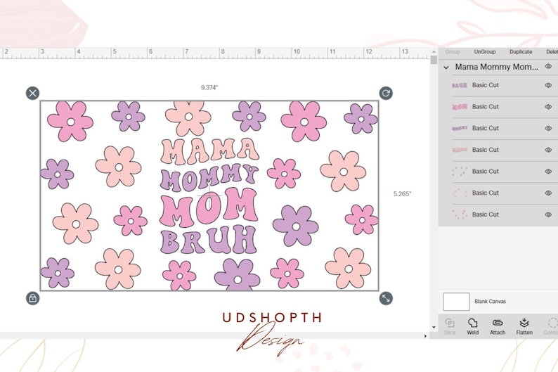 Puede incluir: Un dise&ntilde;o digital con el texto "Mama Mommy Mom Bruh" en un estilo de fuente retro. El texto est&aacute; rodeado de flores rosas y moradas con centros blancos.
