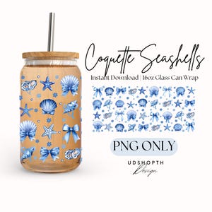 Puede incluir: Una descarga digital de un diseño de envoltura para lata de vidrio de 473 ml con un patrón de conchas marinas azules, estrellas de mar y lazos sobre un fondo blanco. El texto "Coquette Seashells" y "PNG ONLY" también se incluyen en el diseño.