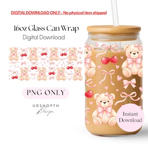 Könnte beinhalten: Eine 473 ml Glas-Can-Wrap mit einem Teddybär- und Kirschdesign. Die Wrap zeigt sich wiederholende Muster von Teddybären mit rosa Schleifen und Kirschen. Die Wörter "PNG ONLY" und "Instant Download" sind ebenfalls sichtbar.
