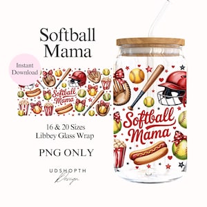 Könnte beinhalten: Ein klares Libbey-Glas in Dosenform mit Holzdeckel und Strohhalm. Das Glas ist mit einem Softball-Thema dekoriert, einschließlich Schlägern, Bällen, Handschuhen und den Worten "Softball Mama". Erhältlich in den Größen 16 und 20.