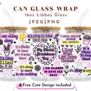 Peut inclure: Trois wraps de canettes en verre Libbey transparent de 473 ml avec couvercles en bambou et pailles. Chaque verre pr&eacute;sente un design unique avec des phrases comme "I am doing okay" et "My Mental Breakdown Cup".