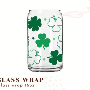 Op de afbeelding: Een transparante glazen can wrap met een groen klaverbladpatroon. De can wrap is voor een 473 ml blik. CAN GLASS WRAP can glass wrap 16oz