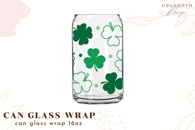 Op de afbeelding: Een transparante glazen can wrap met een groen klaverbladpatroon. De can wrap is voor een 473 ml blik. CAN GLASS WRAP can glass wrap 16oz