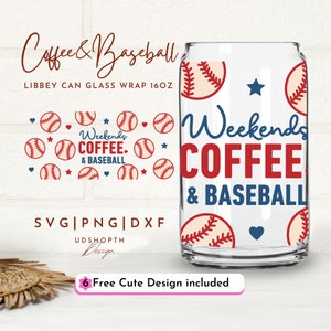 Pode incluir: Um design digital para um envoltório de copo de lata de 473 ml com tema de beisebol e café. O design inclui o texto "Weekends Coffee & Baseball" em letras vermelhas e azuis com um padrão de beisebol no fundo.