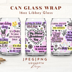 Peut inclure: Trois emballages de canettes en verre transparent avec des citations inspirantes et des motifs floraux. Le texte comprend des phrases comme "My Mental Breakdown Cup". Chaque verre est de 473 ml.